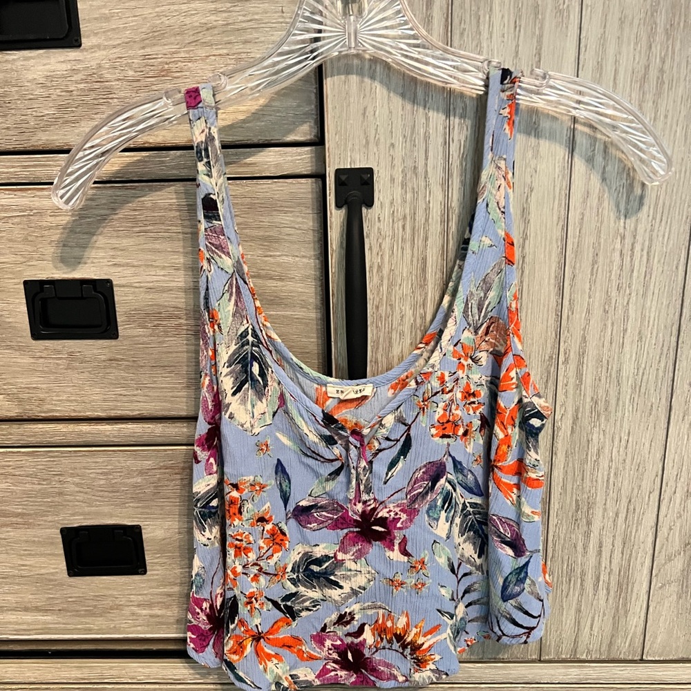 En Crème Floral Crop Top